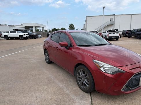 Used 2019 Toyota Yaris LE FWD image 2