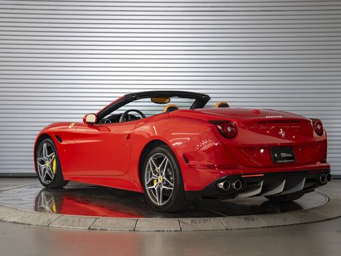 Used 2016 Ferrari California T RWD image 3