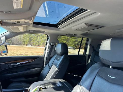 Used 2020 Cadillac Escalade ESV Premium Luxury image 36