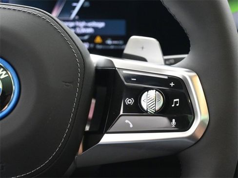 New 2026 BMW 750e xDrive w/ Premium Package image 2