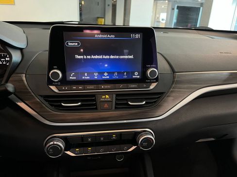 Used 2025 Nissan Altima 2.5 SV FWD image 17