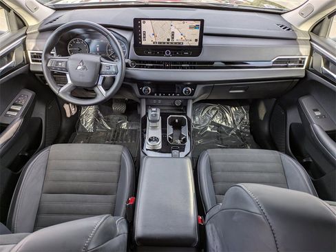 Used 2025 Mitsubishi Outlander SE image 16
