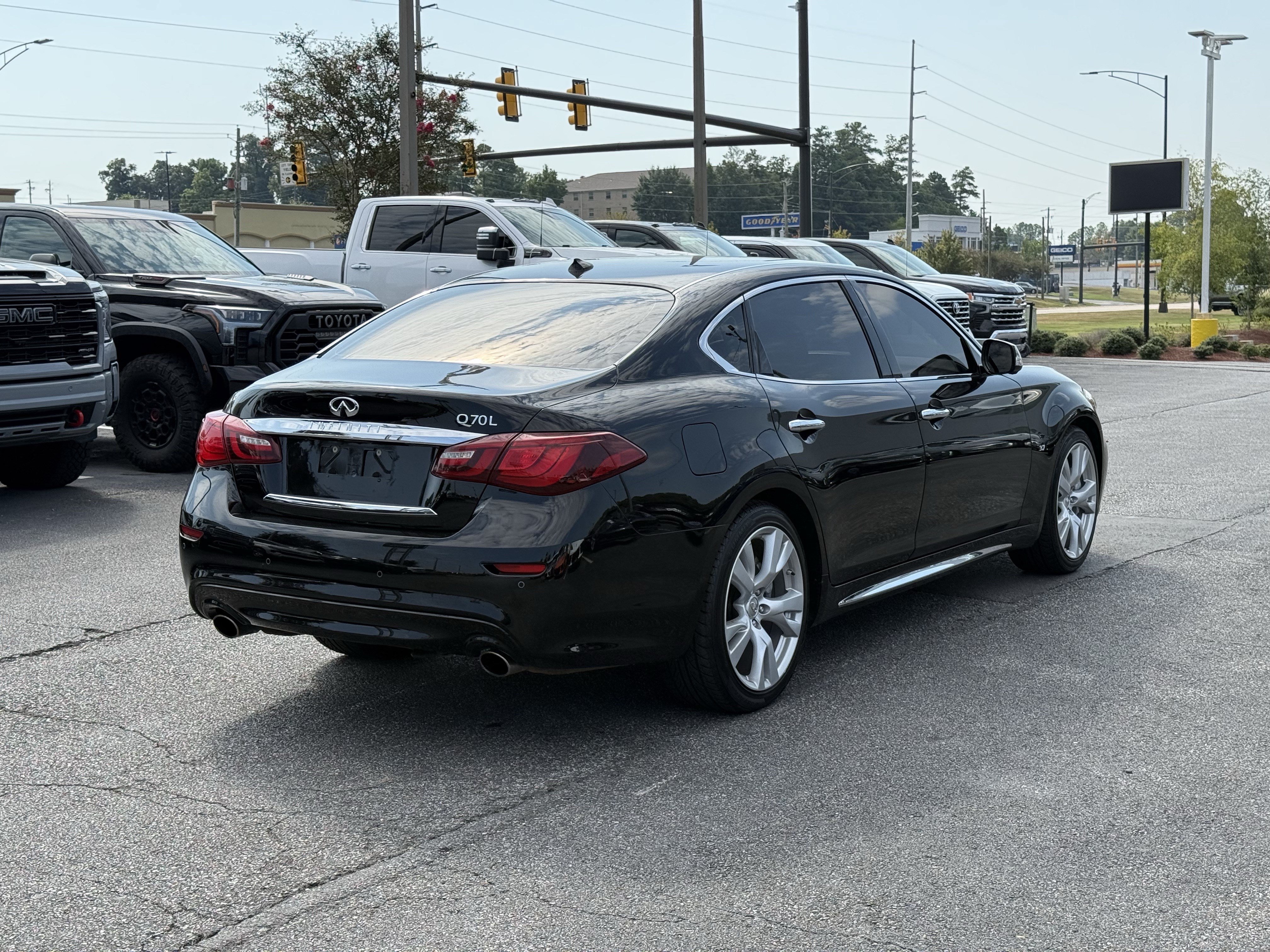 Used 2018 INFINITI Q70 L 3.7 w/ Sensory Package RWD image 11