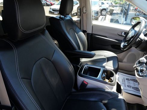 Used 2022 Chrysler Pacifica Touring-L w/ Uconnect Theater Family Group AWD/4WD image 28