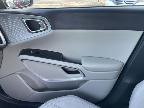 Used 2020 Kia Soul LX FWD image 19