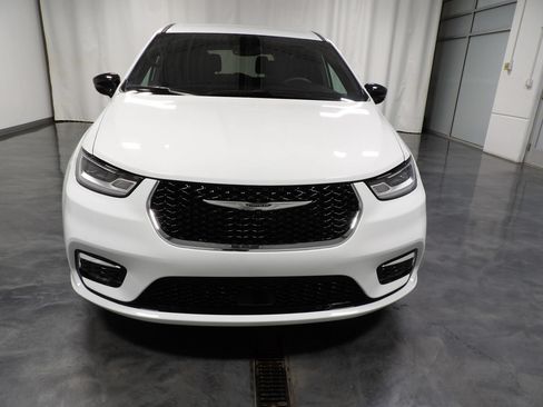 Used 2025 Chrysler Pacifica Select FWD image 2