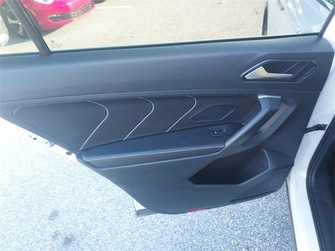 Used 2022 Volkswagen Tiguan SE image 17