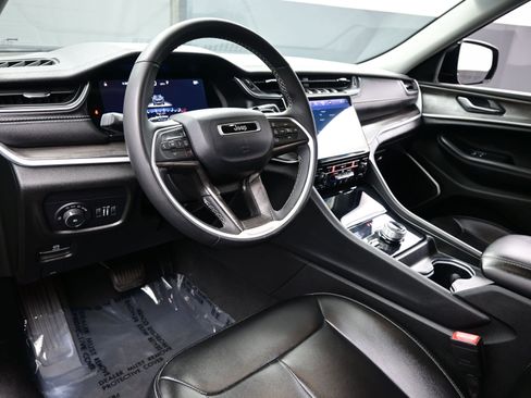 Used 2024 Jeep Grand Cherokee Limited w/ Black Appearance Package image 13