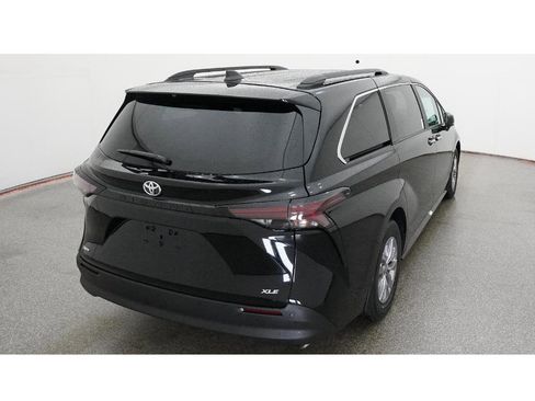 New 2026 Toyota Sienna XLE image 8