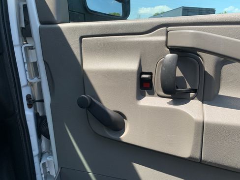 Used 2017 Chevrolet Express 3500 RWD image 25