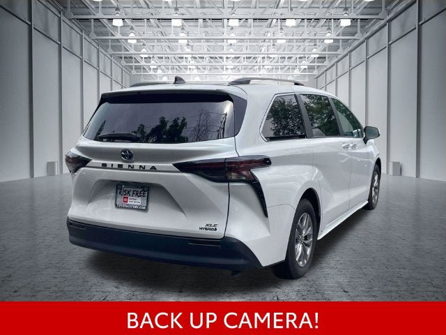 Certified 2025 Toyota Sienna XLE FWD image 8