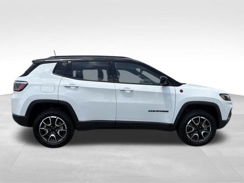 Used 2024 Jeep Compass Trailhawk w/ Trailhawk Convenience Group AWD/4WD image 19