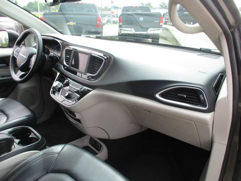 Used 2020 Chrysler Voyager Lxi FWD image 21