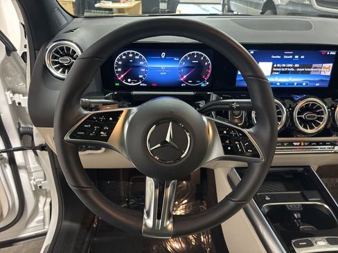 Used 2025 Mercedes-Benz GLA 250 4MATIC image 9