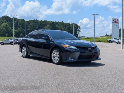 Used 2020 Toyota Camry XLE FWD image 7