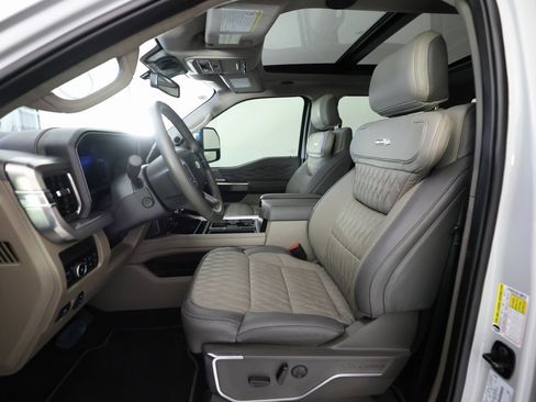 Used 2025 Ford F350 Platinum w/ Platinum Plus Package image 14