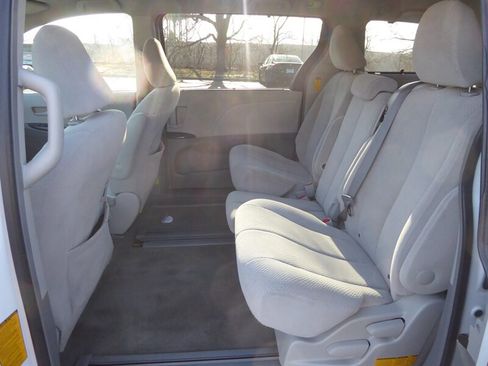 Used 2014 Toyota Sienna LE image 26