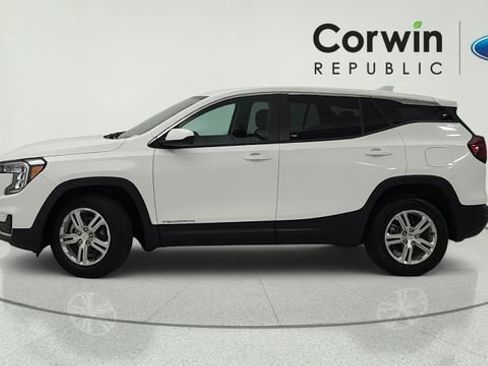 Used 2024 GMC Terrain SLE FWD image 2