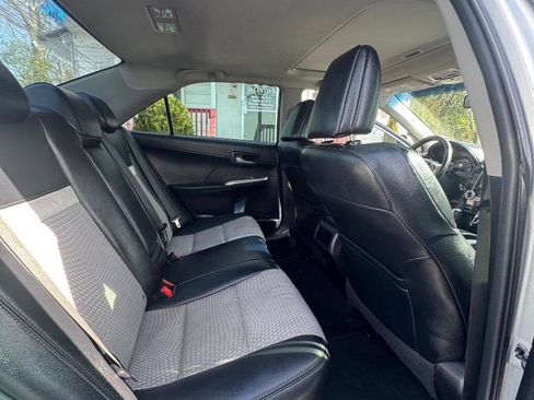 Used 2014 Toyota Camry SE w/ Moonroof Package image 19