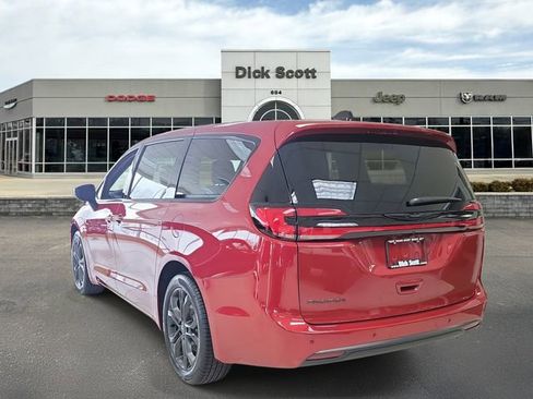 New 2026 Chrysler Pacifica Select image 3