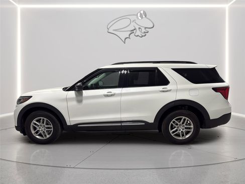 Used 2025 Ford Explorer Active AWD/4WD image 2