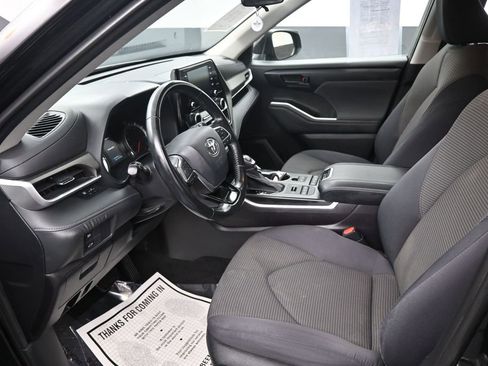 Used 2021 Toyota Highlander LE AWD/4WD image 22