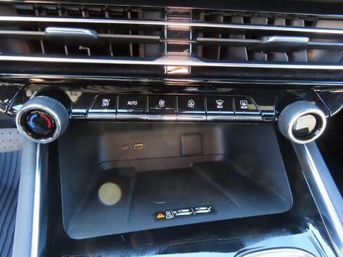 Used 2025 Chevrolet Traverse LT image 26