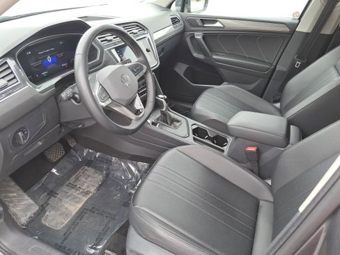 Used 2024 Volkswagen Tiguan SE FWD image 16