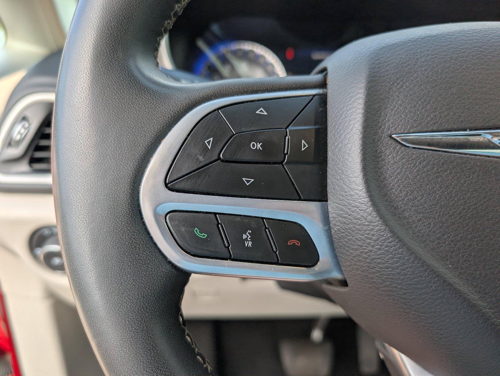 Used 2024 Chrysler Pacifica Touring-L FWD image 26