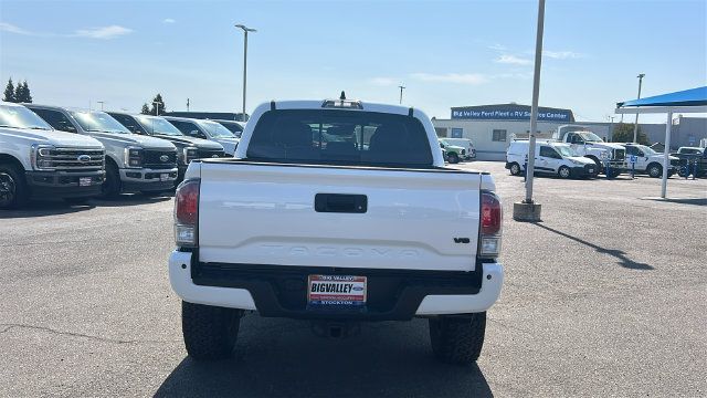 Used 2021 Toyota Tacoma TRD Off-Road w/ TRD Premium Off Road Package AWD/4WD image 4