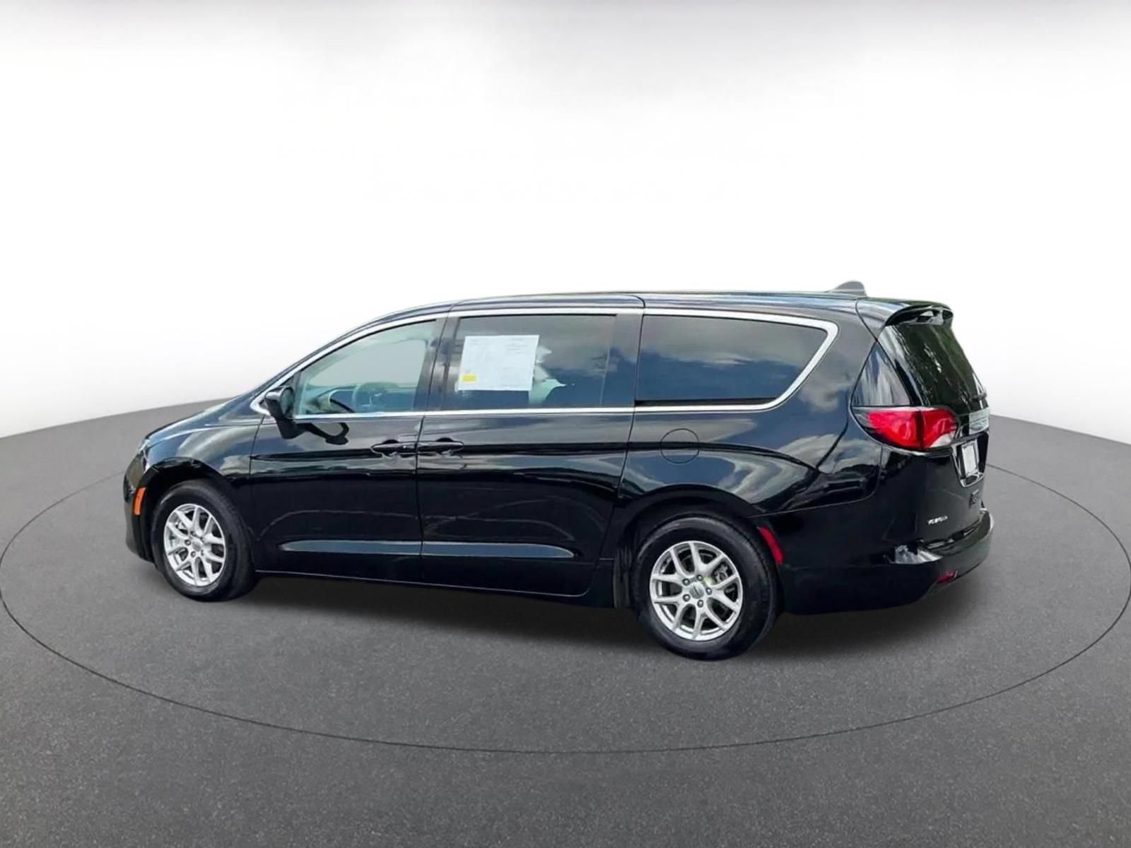 Used 2024 Chrysler Voyager LX FWD image 9