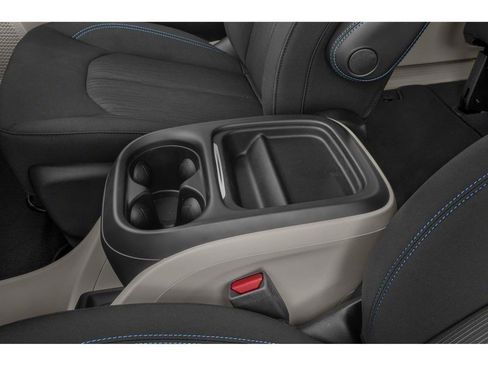 Used 2021 Chrysler Pacifica Touring-L w/ Uconnect Theater Family Group AWD/4WD image 30