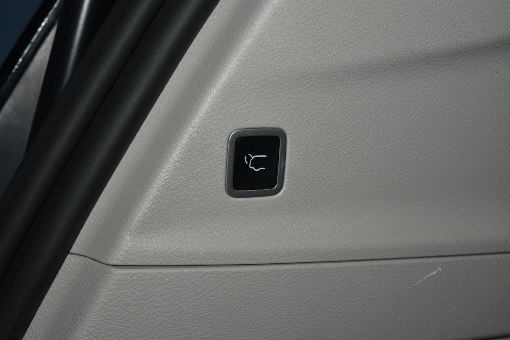 Used 2023 Chrysler Voyager LX FWD image 30