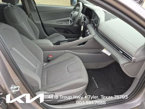 Used 2022 Hyundai Elantra SE FWD image 8