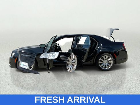 Used 2017 Chrysler 300 Limited w/ Value Package RWD image 11