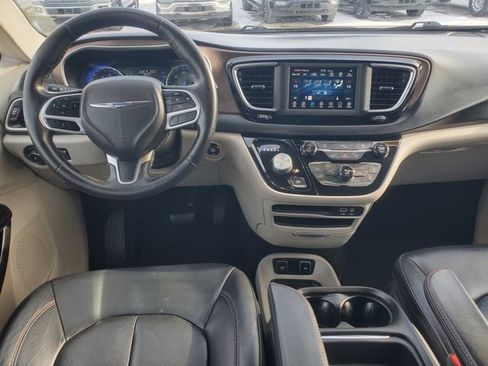 Used 2019 Chrysler Pacifica Touring-L image 24