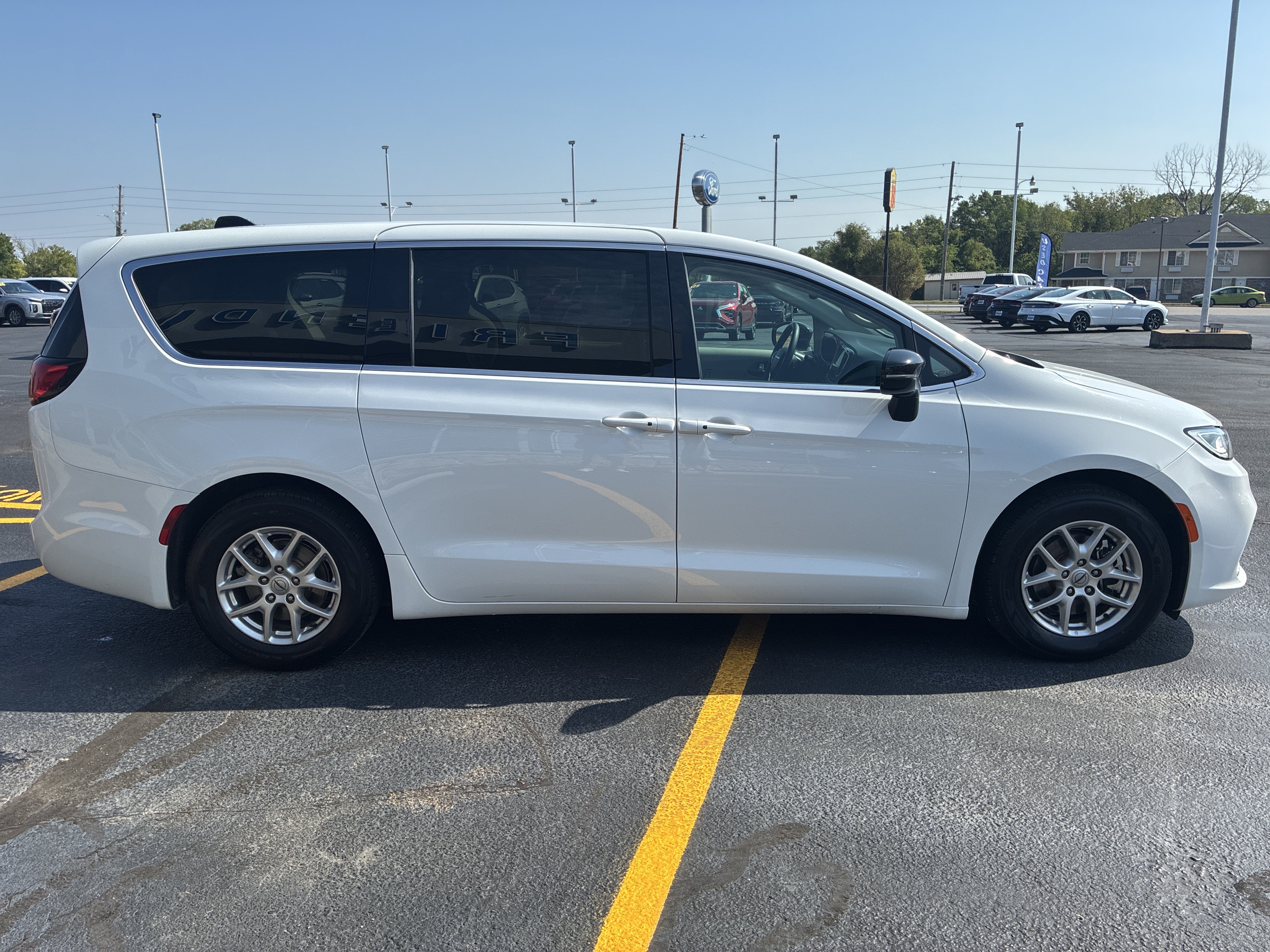 Used 2024 Chrysler Pacifica Touring-L FWD image 4