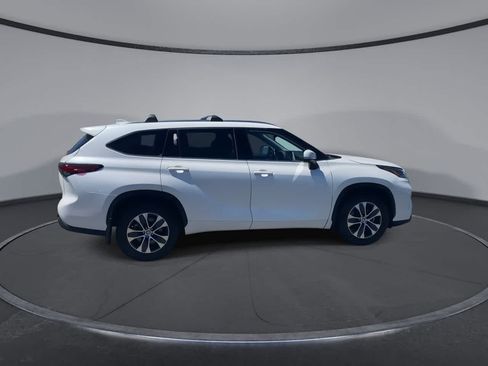 Used 2021 Toyota Highlander XLE AWD/4WD image 2