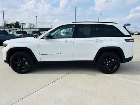 Used 2023 Jeep Grand Cherokee Limited w/ Luxury Tech Group II image 39