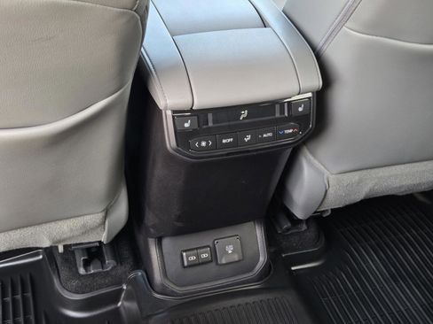Used 2026 Toyota Highlander Platinum AWD/4WD image 28