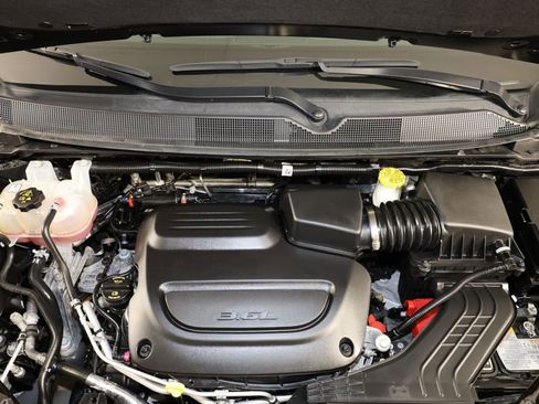 Used 2024 Chrysler Pacifica Touring-L AWD/4WD image 36