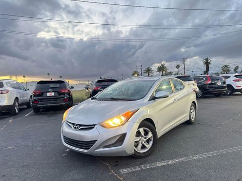 Used 2015 Hyundai Elantra SE image 1
