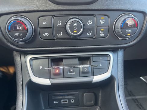 Used 2023 GMC Terrain SLT image 28