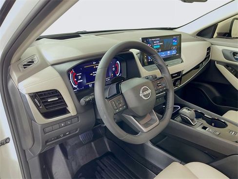 Used 2025 Nissan Rogue SL w/ Tech Package image 10