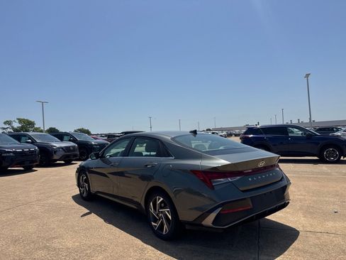 Used 2025 Hyundai Elantra SEL FWD image 16