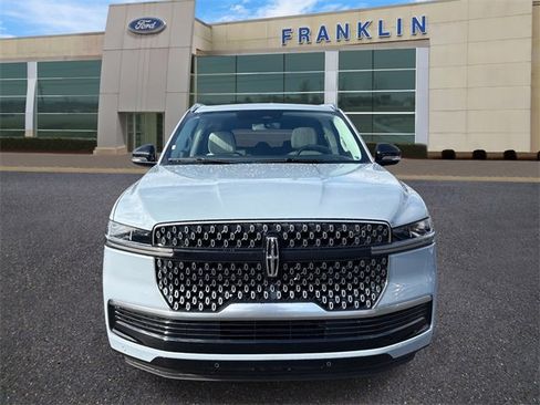 New 2025 Lincoln Navigator L Reserve image 2
