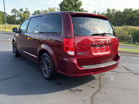Used 2019 Dodge Grand Caravan SE FWD image 3