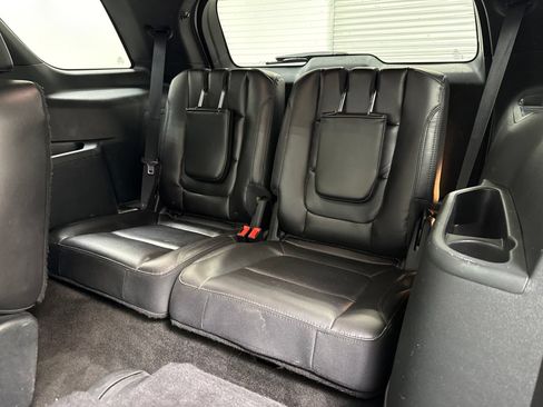 Used 2018 Ford Explorer XLT w/ Equipment Group 202A FWD image 18
