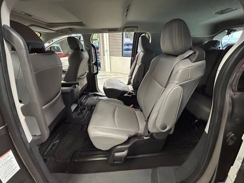 Used 2022 Toyota Sienna XLE FWD image 50