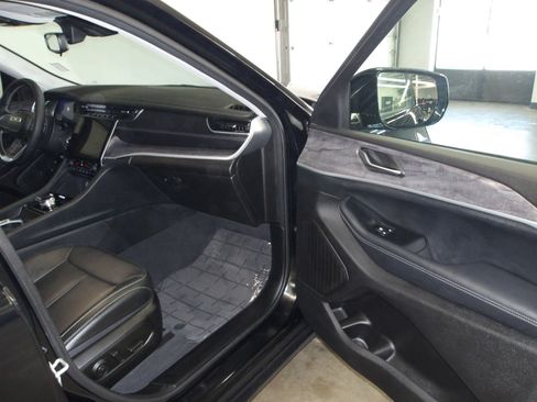 Used 2024 Jeep Grand Cherokee Limited AWD/4WD image 12
